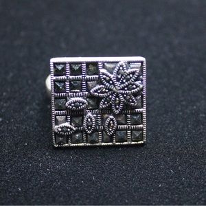 925 Sterling silver Square shaped ring with rhinestones throughout